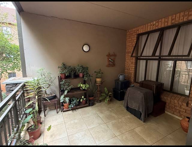 2 BEDROOM APARTMENT FOR SALE IN NEWLANDS